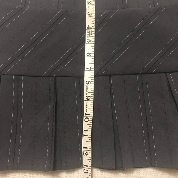 Pleated Bottom Grey Miniskirt - size Large - Picture 5 of 5